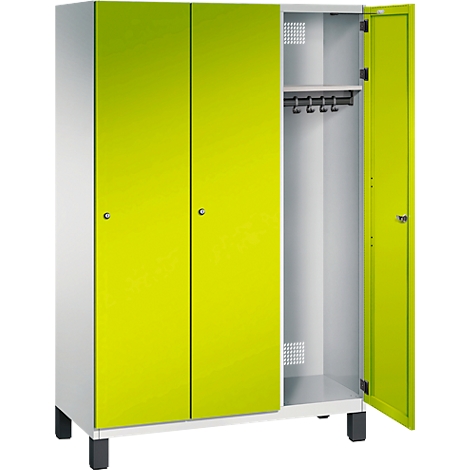 Spind mit hellgrünen Türen, eine Tür geöffnet, dahinter Kleiderstange mit Haken.