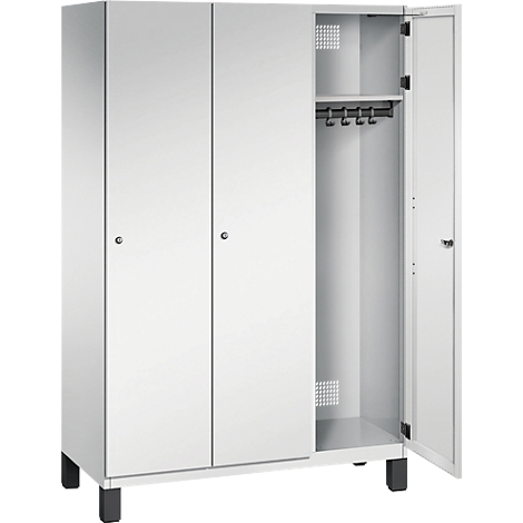 Weißer Spind, zwei Türen geschlossen, eine offen. Hängevorrichtung für Kleidung im geöffneten Bereich, schwarze Füße.