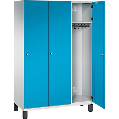 Ein blauer Spind, eine Tür ist geöffnet. Innen: Kleiderstange, Haken.