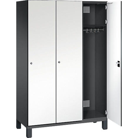 Schrank mit weißen Türen und offener Tür, in der Kleiderstange und Lüftungsschlitze zu sehen sind.