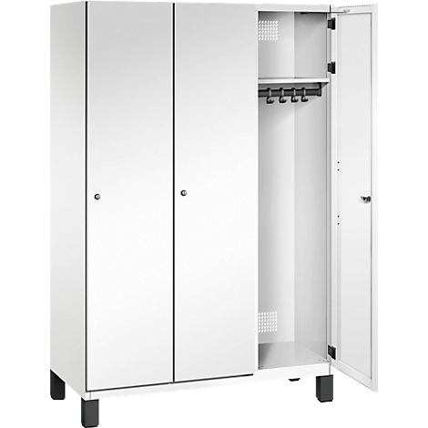 Weißer Schrank mit drei Türen. Eine Tür ist geöffnet. Im Inneren sind eine Kleiderstange und ein Regal zu sehen.