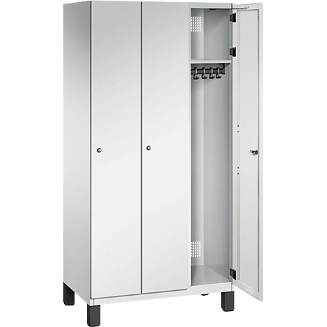 Weißer Spind, eine Tür geöffnet, Hakenleiste im Inneren.