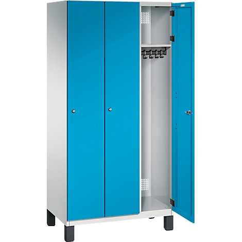 Offener Schrank mit blauen Türen, ein Tür ist offen, dahinter Stangen für Kleiderbügel.