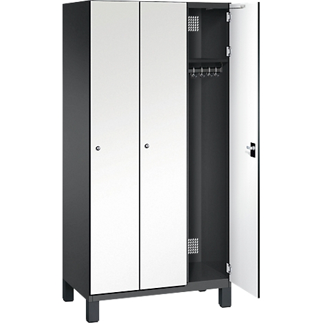 Ein grauer, zweitüriger Schrank, eine Tür geöffnet, weiße Türen, Kleiderstange und Ablage sichtbar.