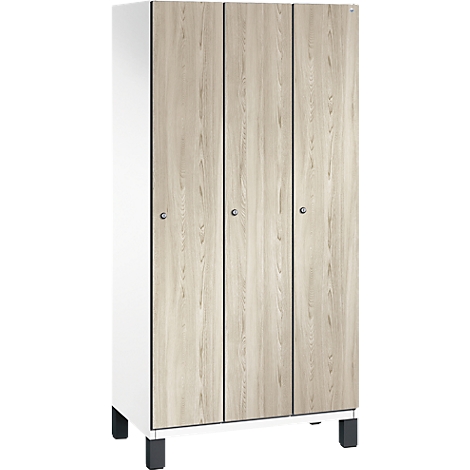 Dreitüriger Schrank mit Holzmaserung, silbernen Griffen und schwarzen Füßen. Weiße Seiten.