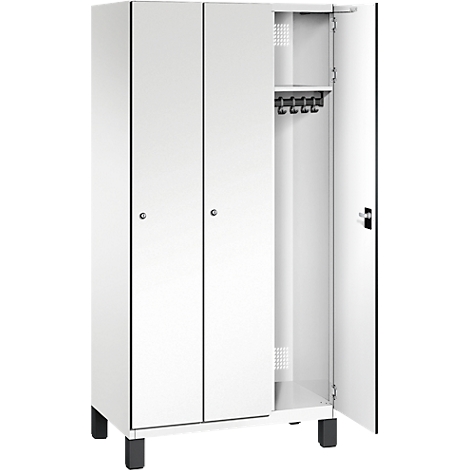 Weißer Schrank, eine Tür geöffnet. Im Inneren Kleiderhaken und ein Regal.