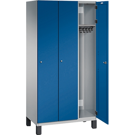 Ein Stahlschrank mit blauen Türen und silbernen Seiten, eine Tür geöffnet, zeigt Haken.