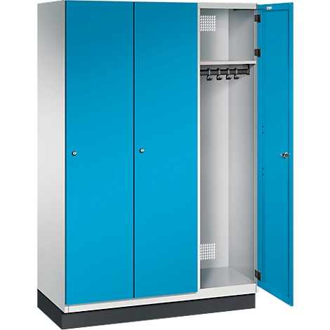 Schrank mit blauen Türen, eine Tür ist geöffnet. Im Inneren: Kleiderstange mit Haken.