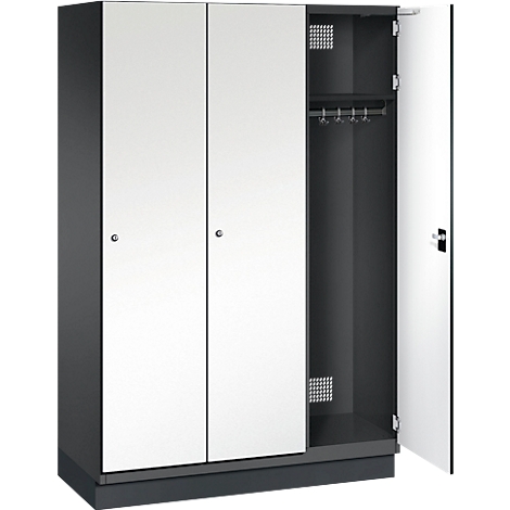 Dreiteiliger Schrank, zwei Türen geschlossen, eine offen. Weiße Türen, grauer Korpus, offene Tür zeigt Innenausstattung.