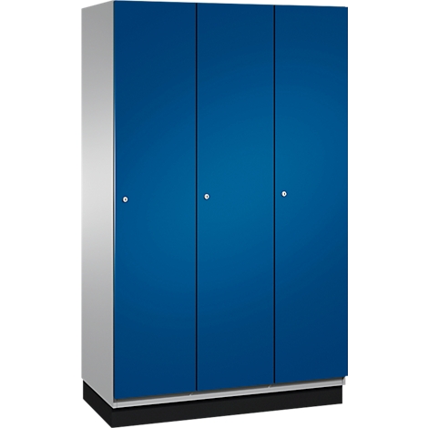 Blauer Schrank mit drei Türen und silbernen Knöpfen. Graue Seiten, schwarzer Sockel.