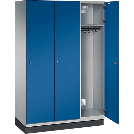 Schrank, mit blauen Türen, eine Tür offen, Kleiderstange innen.