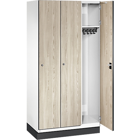 Schrank mit zwei Holztüren, eine Tür geöffnet. Innenliegend Ablage mit Hakenleiste.