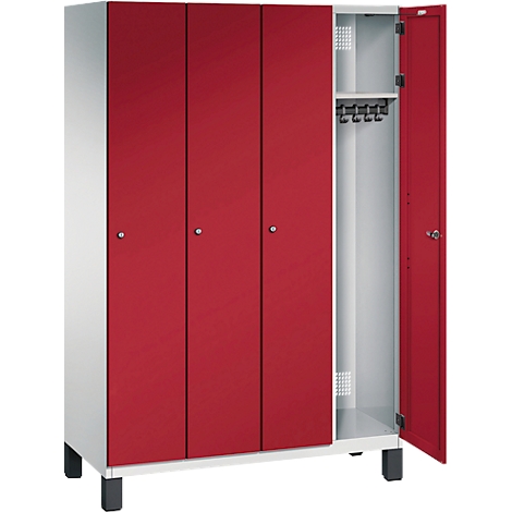 Ein weiß-roter Schrank mit vier Türen, eine davon geöffnet. Im Inneren Haken und ein Fach.