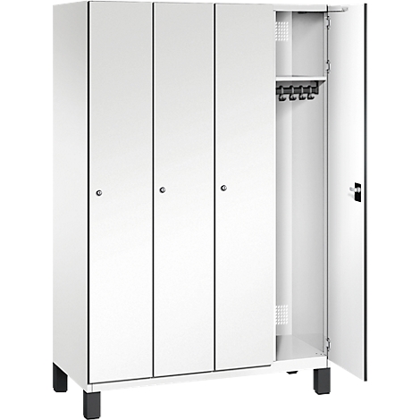 Weißer Spind, eine Tür geöffnet. Schwarze Füße und Griffe, Kleiderhaken im Inneren.