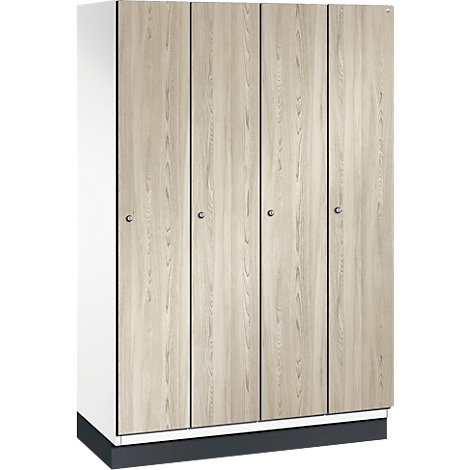 Schrank mit vier Türen, Holzoptik, helle Farbe, silberne Griffe, dunkelgrauer Sockel.