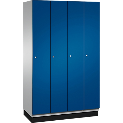 Schrank mit vier blauen Türen, silberfarbenen Griffen und einem grauen und schwarzen Sockel.