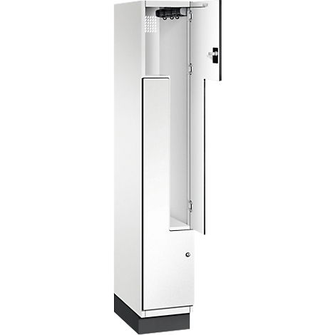 Witte locker met open deur, binnenhaakstrip, onderste deur met sleutel, donkergrijze basis.