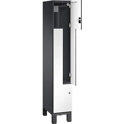 Dunkelgrauer Spind mit zwei weißen Türen, eine ist geöffnet. Im Inneren sind Haken und ein Regal sichtbar.