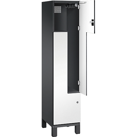 Grauer Schrank mit geöffneter weißer Tür. Details sind der Griff und das Innere.