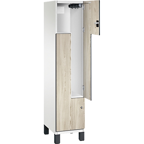 Offener, weißer Spind mit Holzoptik-Türen. Innenraum ist weiß, mit Haken und Regalen. Schwarze Füße.