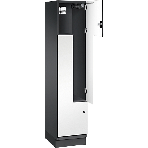 Grauer Spind, eine Tür geöffnet, zeigt Innenraum, Haken, ein Fach, weiße Türen.