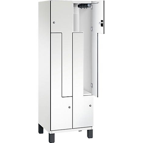 Weißer Spind, eine Tür geöffnet, mit Haken und Regal. Schwarze Füße, schlichtes Design.