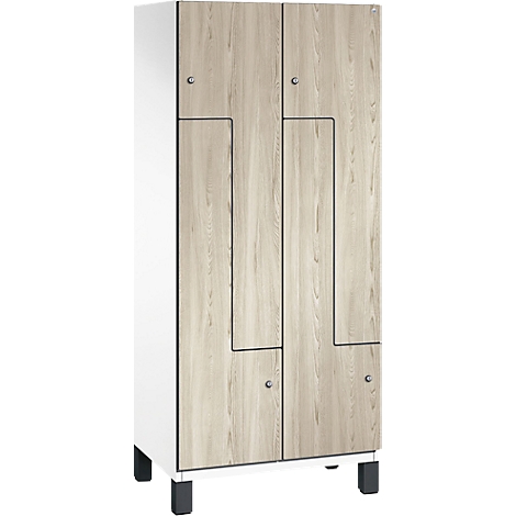 Ein weißer Schrank mit Holzoptik Türen und schwarzen Griffen, steht vor weißem Hintergrund.