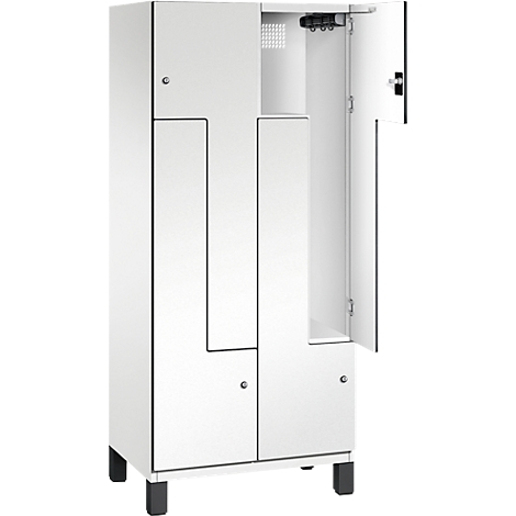 Weißer Spind, Tür geöffnet. Innen mit Haken. Auf schwarzen Füßen.