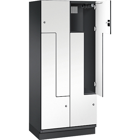 Schrank mit weißen Türen, eine davon geöffnet. Dunkler Rahmen.