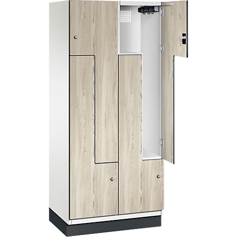 Schrank mit Holzeffekt, eine Tür geöffnet, Innenraum weiß.