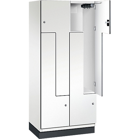 Weißer Spind mit geöffneter Tür. Grauer Sockel, schwarze Umrandung.