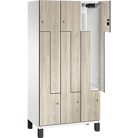 Mehrere Schranktüren in Holzoptik, eine ist geöffnet. Schwarze Akzente und Füße, silberne Türknöpfe.