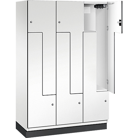 Ein weißer Schrank mit mehreren Fächern, einige Türen sind offen, mit schwarzen Umrandungen und Griffen.