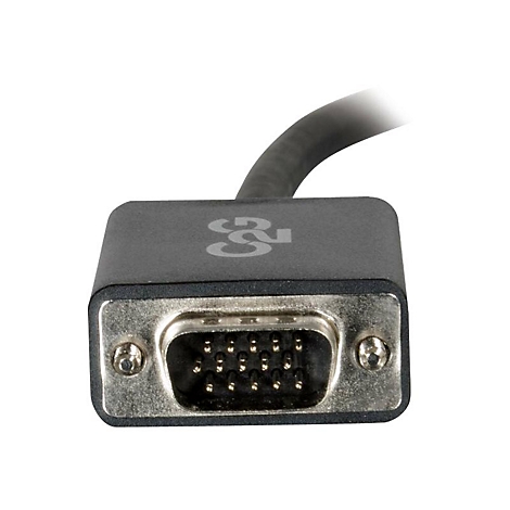 Nahaufnahme eines schwarzen VGA-Kabels mit Metallanschlüssen, das auf weißem Grund isoliert ist.