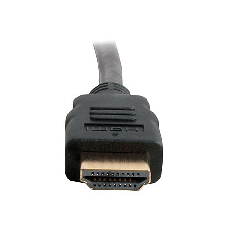 Nahaufnahme eines schwarzen HDMI-Kabels mit goldenem Anschluss, der auf weißem Hintergrund isoliert ist.