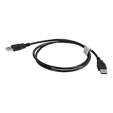 Schwarzes USB-Kabel mit USB-A- und USB-B-Steckern. Der Hintergrund ist weiß.