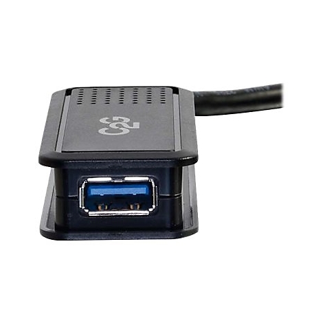 Nahaufnahme eines schwarzen USB-Hubs mit einem blauen Anschluss. Im oberen Teil steht "C2".