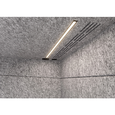 Murs gris texturés, éclairage de plafond.