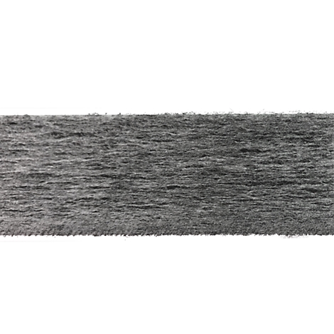 Bande de tissu gris sur fond blanc. Le tissu a une texture rugueuse et fibreuse.