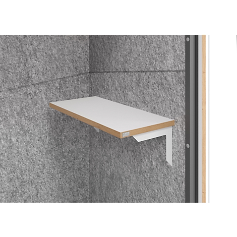 Une étagère murale blanche avec un bord en bois dans une pièce avec un mur en feutre gris. À droite, une construction grise et en bois.