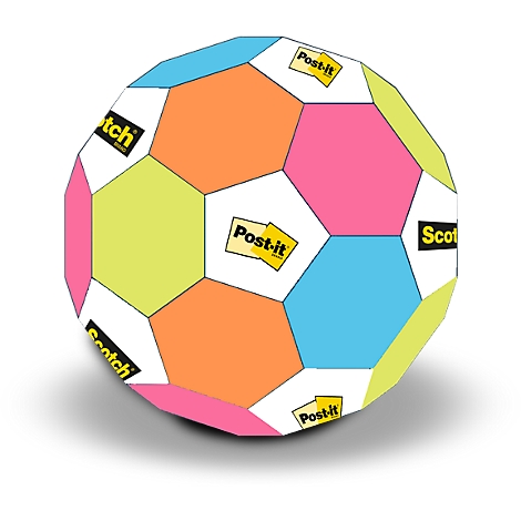 Ballon de football fait de Post-it notes et de ruban adhésif Scotch. Forme géométrique colorée avec des logos de marques.