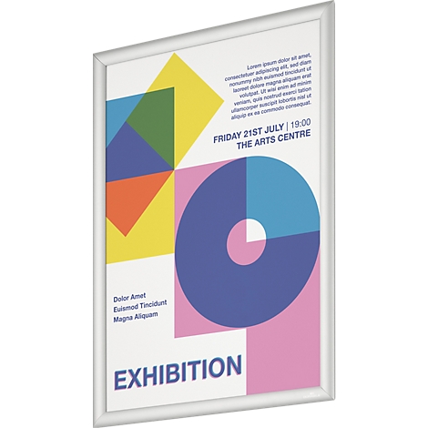Un cadre clippant argenté affiche une affiche d'exposition avec des formes géométriques colorées abstraites et du texte.