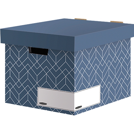Boîte de rangement bleu foncé avec couvercle et motif géométrique. Une étiquette blanche est sur le devant.