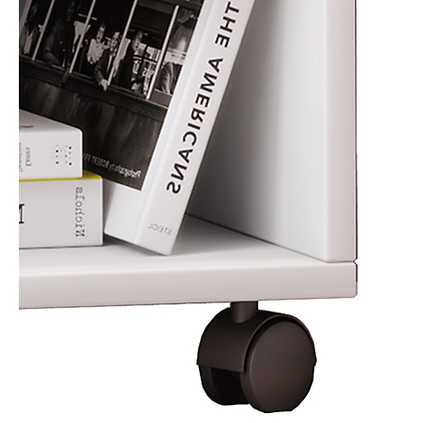 Gros plan sur une étagère blanche avec des livres. En dessous, une roulette de meuble noire.
