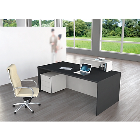 Bureau avec ordinateur portable, chaise, buffet blanc et commode. Des personnes floues et un paysage verdoyant sont visibles en arrière-plan.