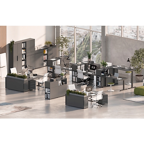 Scène de bureau: Aménagement de bureau moderne avec bureaux, chaises, plantes et grandes fenêtres. Un espace de travail lumineux et ouvert.