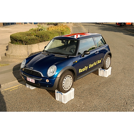 Mini Cooper azul, de pie sobre cajas. La bandera británica está representada en el techo y 'Really Useful Box' está escrito en el lateral.