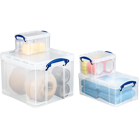 Cajas de almacenamiento de plástico transparente, algunas con asas azules, llenas de lana, cinta adhesiva y otros accesorios.