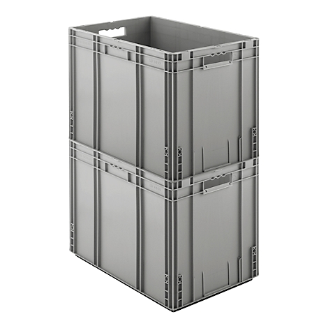 Dos cajas de plástico grises, apiladas una encima de la otra. Cada caja tiene asas y está representada sobre un fondo blanco.