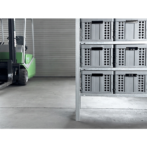 Cajas grises en una estantería de almacenamiento, carretilla elevadora en el fondo.
